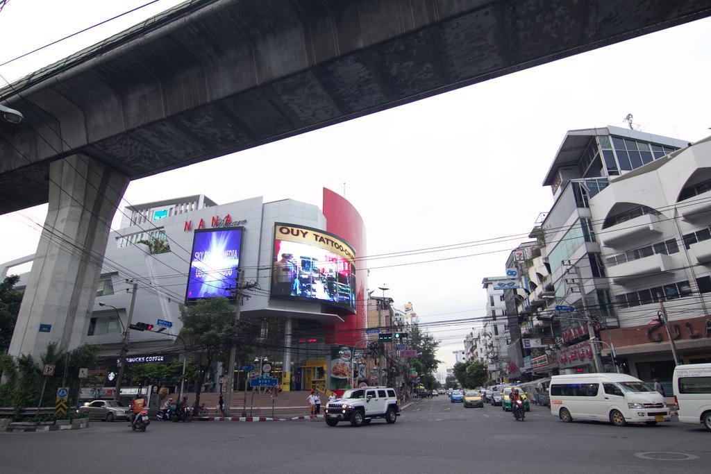 Sky Suites Bangkok Exterior foto