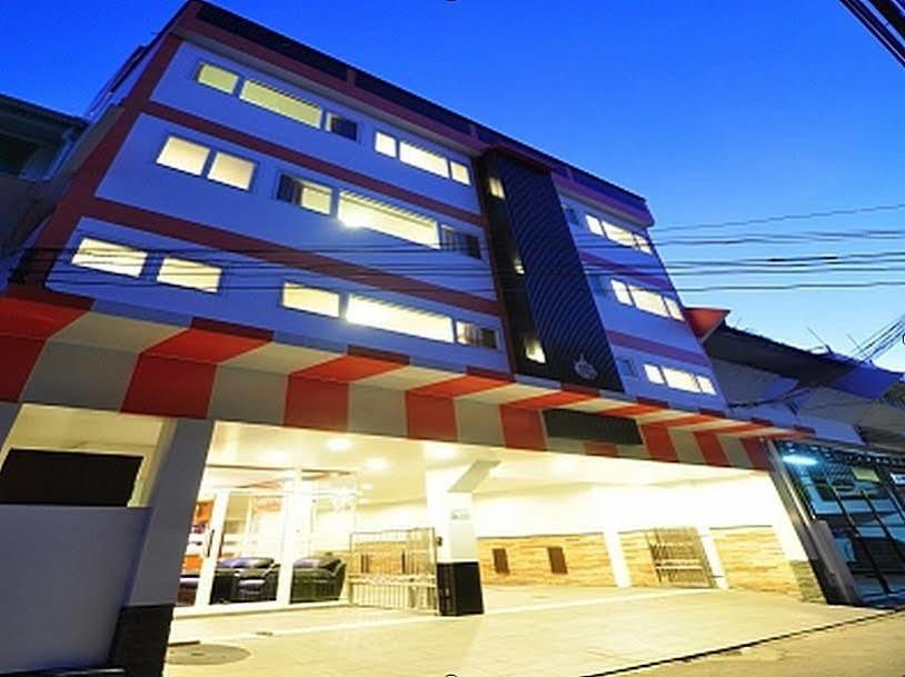 Sky Suites Bangkok Exterior foto
